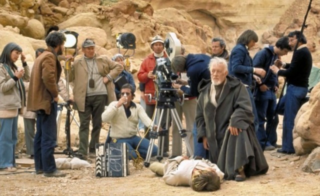 Kenobi védi Luke Skywalkert a tömegtől, amíg jön az orvos
