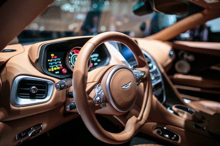 Mint egy videójáték - Aston Martin DB11 műszerfal