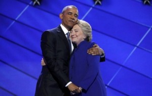 Obama és Clintonné ölelése